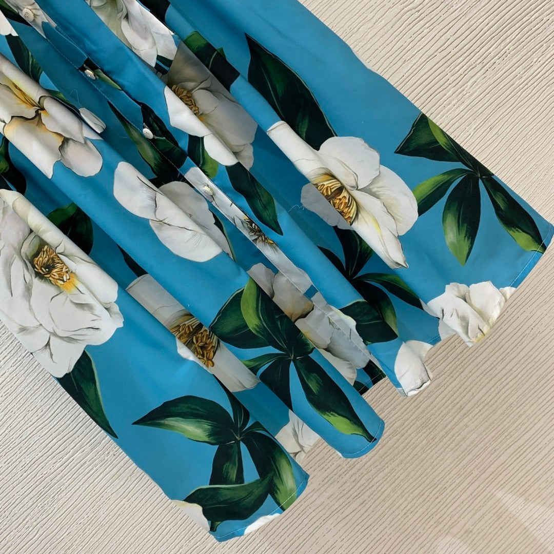 Short - sleeved dress with floral prints, single - breasted placket, and convertible collar