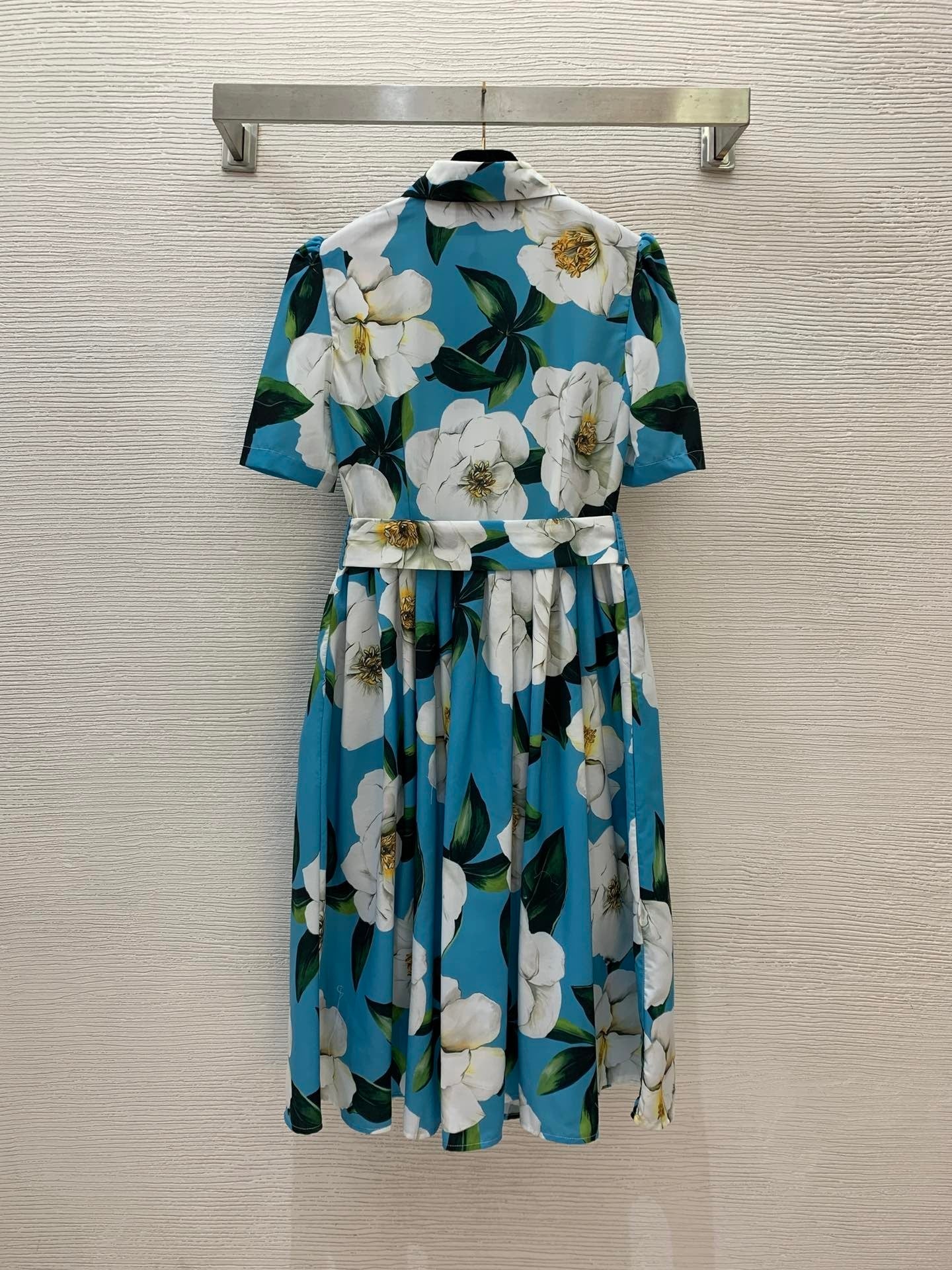 Short - sleeved dress with floral prints, single - breasted placket, and convertible collar