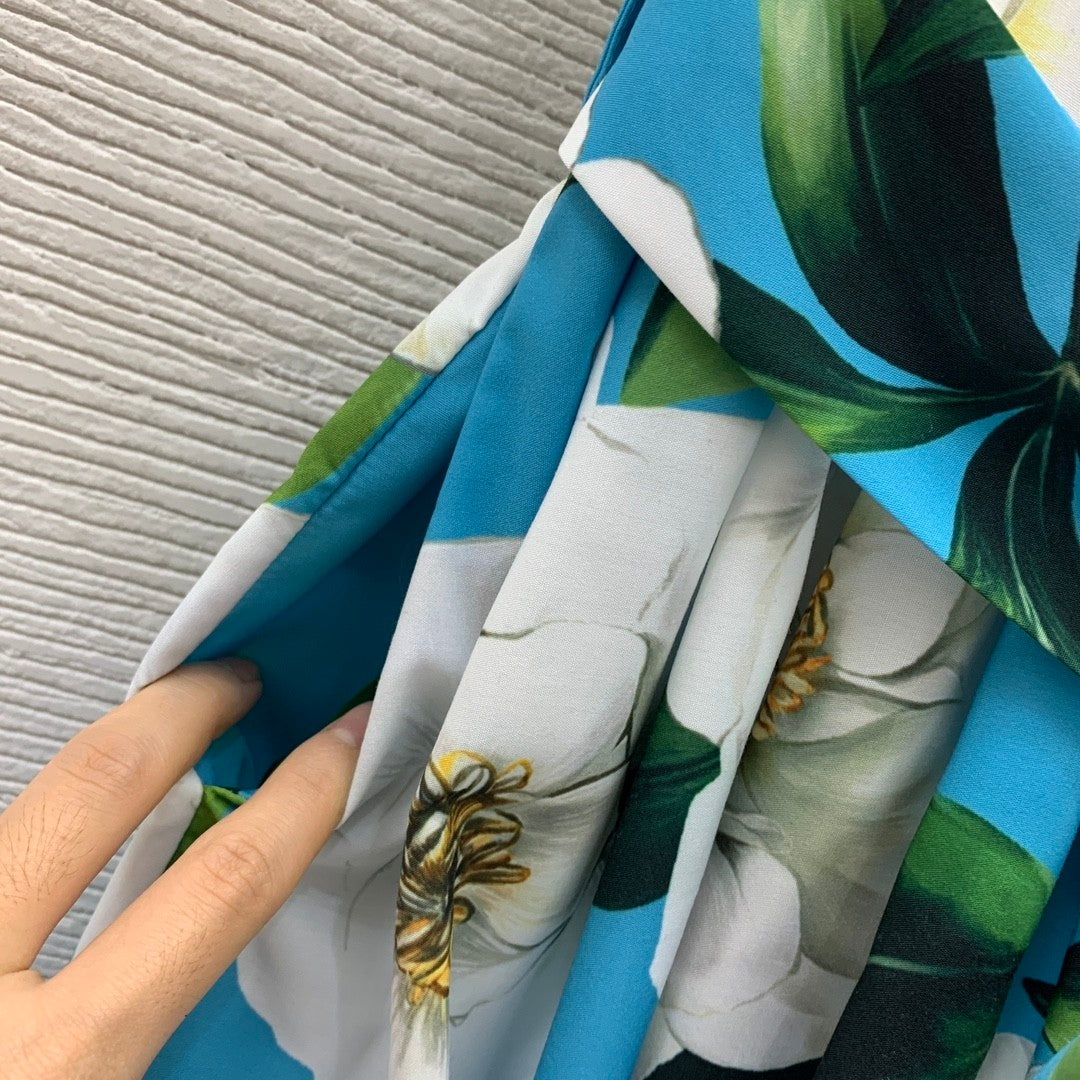 Short - sleeved dress with floral prints, single - breasted placket, and convertible collar