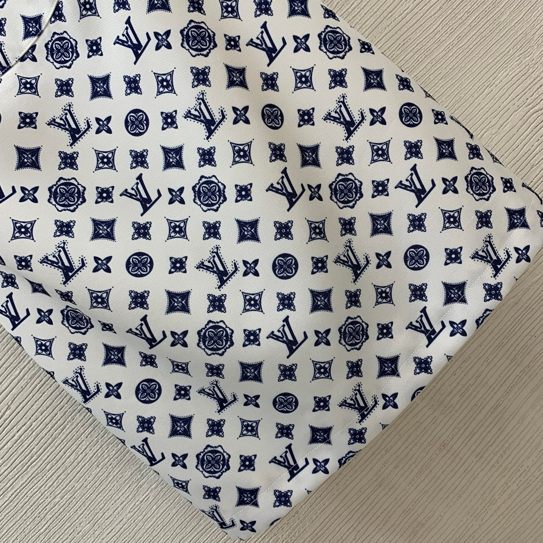 Sleeveless dress with letter logo prints, half - zippered front placket, and contrast - colored convertible collar