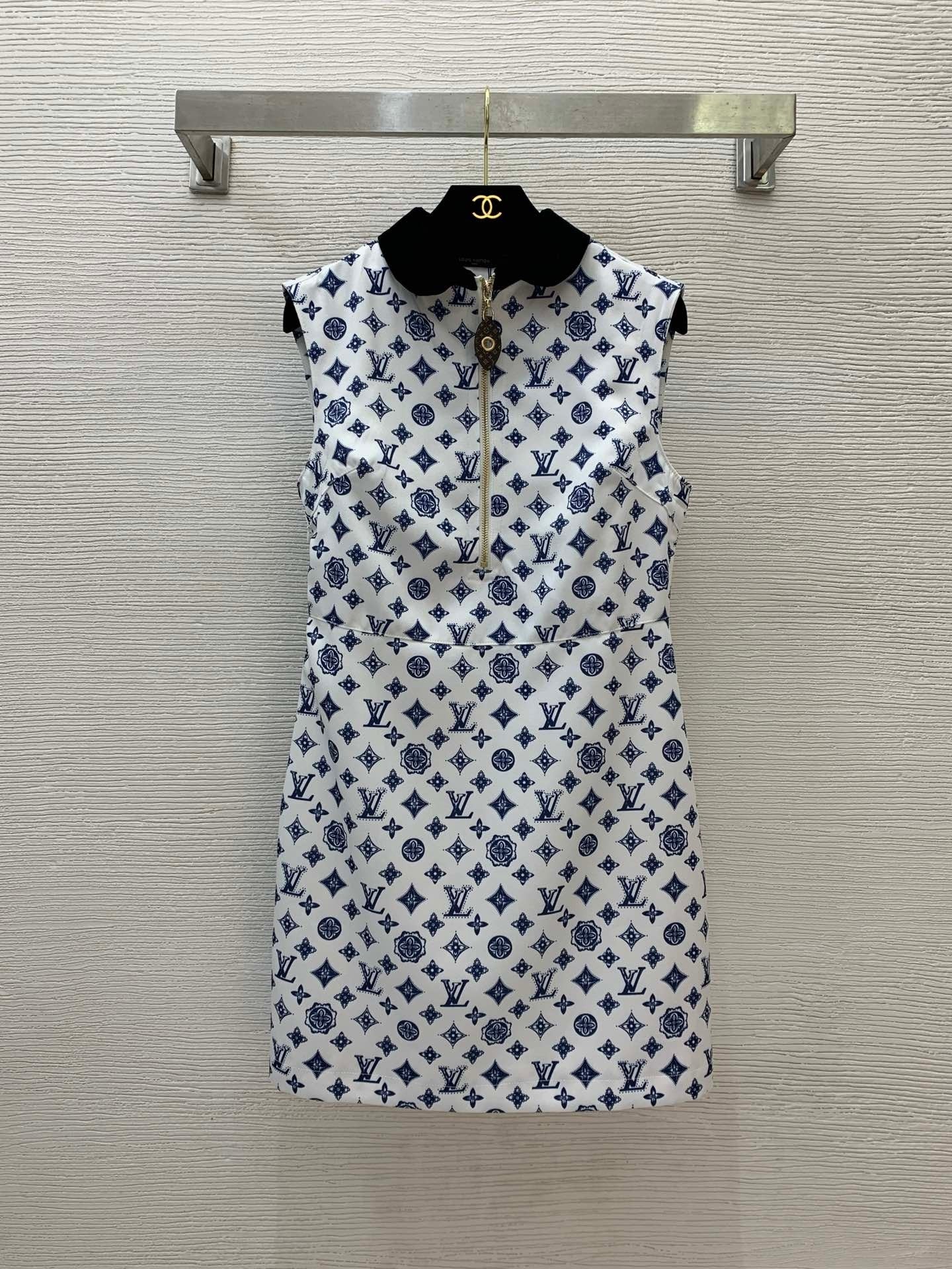 Sleeveless dress with letter logo prints, half - zippered front placket, and contrast - colored convertible collar