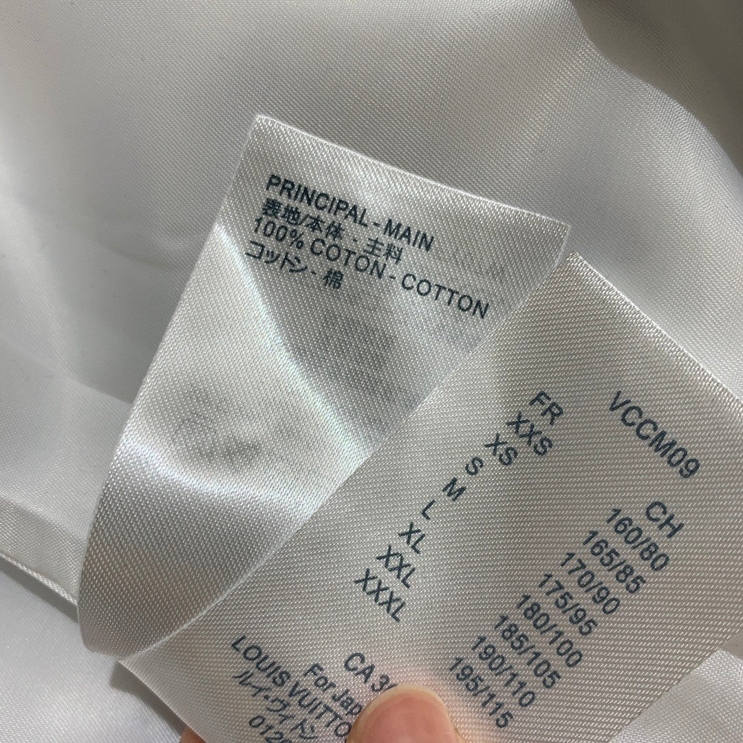 Sleeveless dress with letter logo prints, half - zippered front placket, and contrast - colored convertible collar