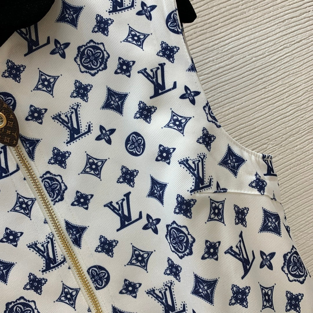 Sleeveless dress with letter logo prints, half - zippered front placket, and contrast - colored convertible collar