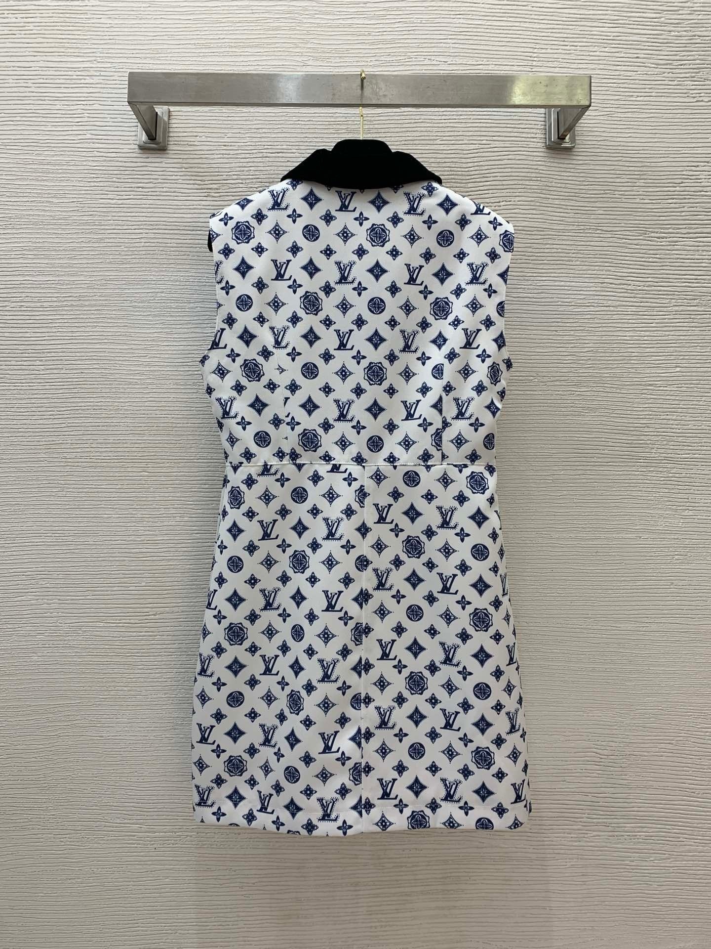 Sleeveless dress with letter logo prints, half - zippered front placket, and contrast - colored convertible collar