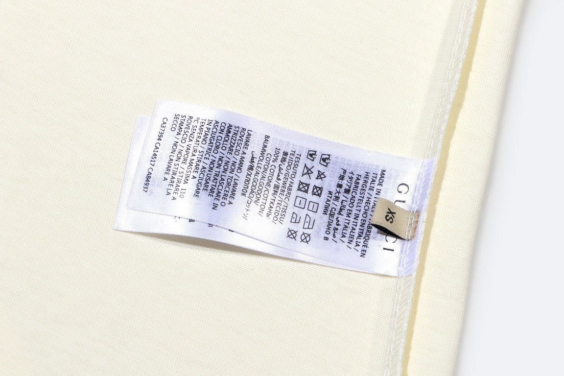 Signature Logo - Print T - Shirts: Timeless Luxury and Style