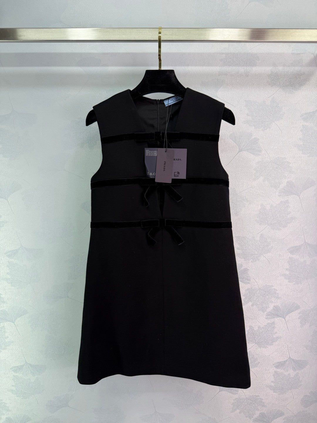 Sleeveless dress with bow - knot