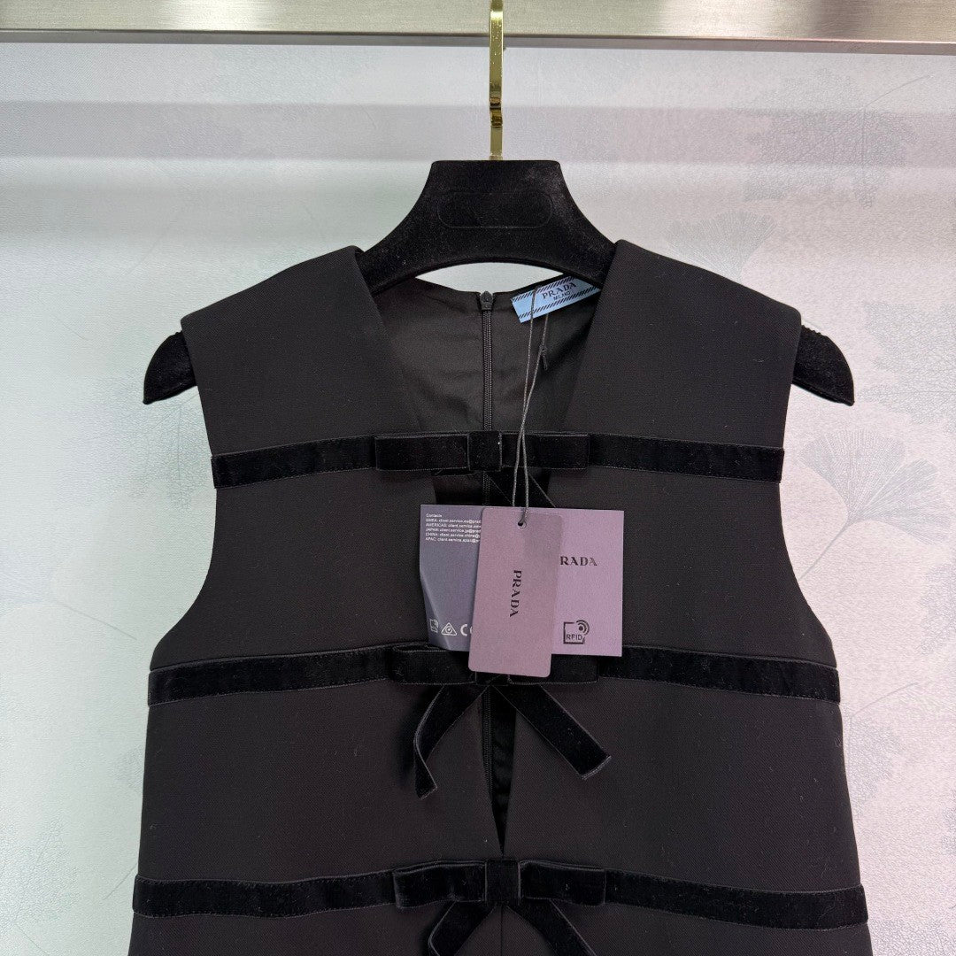 Sleeveless dress with bow - knot