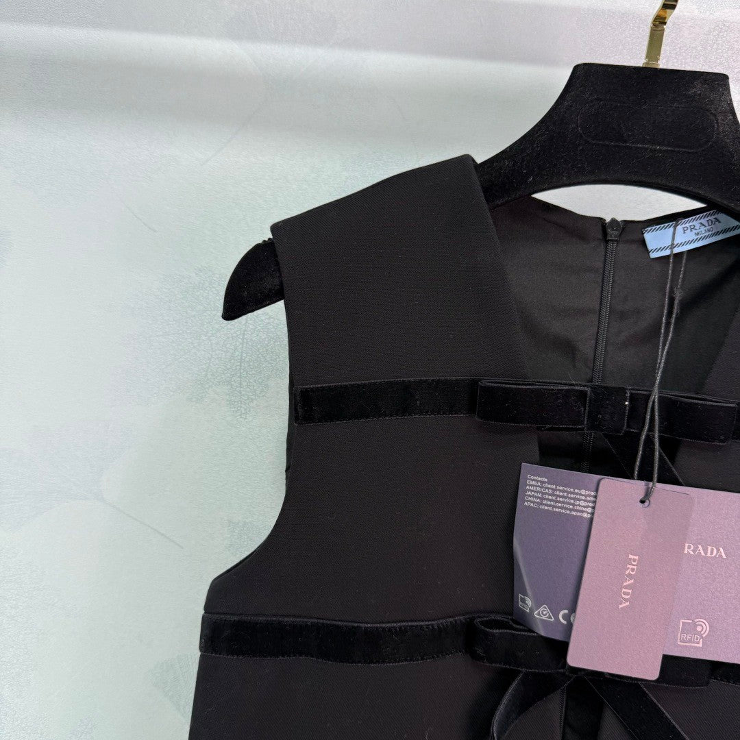 Sleeveless dress with bow - knot