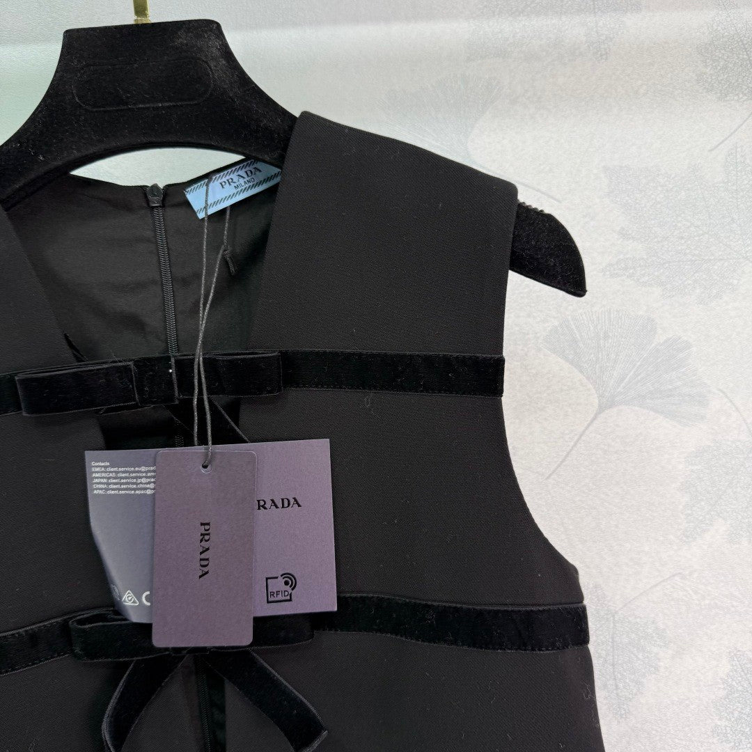 Sleeveless dress with bow - knot