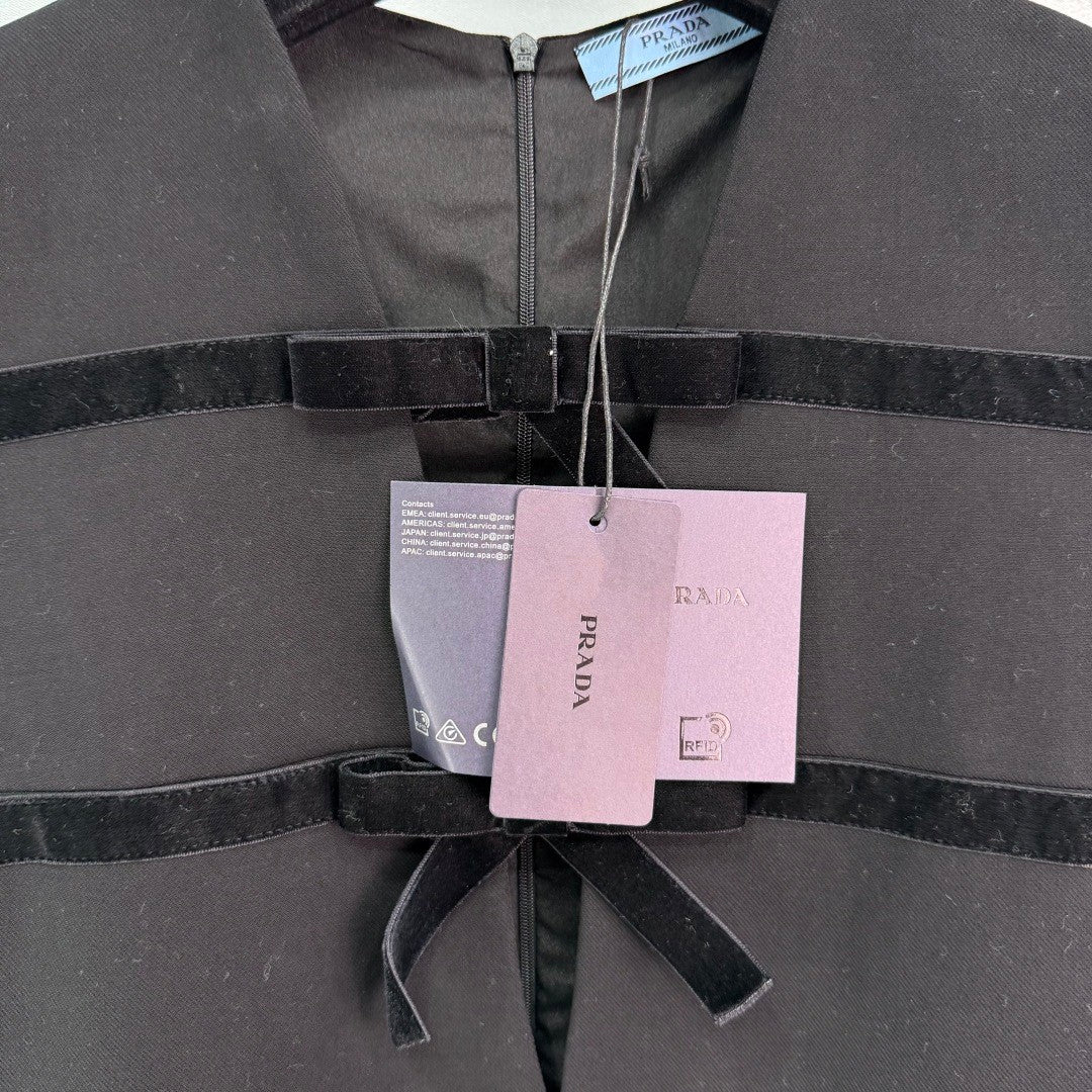 Sleeveless dress with bow - knot