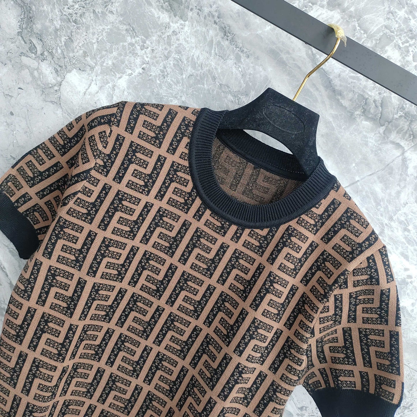 Short - sleeved T - shirt with Interwoven Brown and Black Classic Double - F Pattern