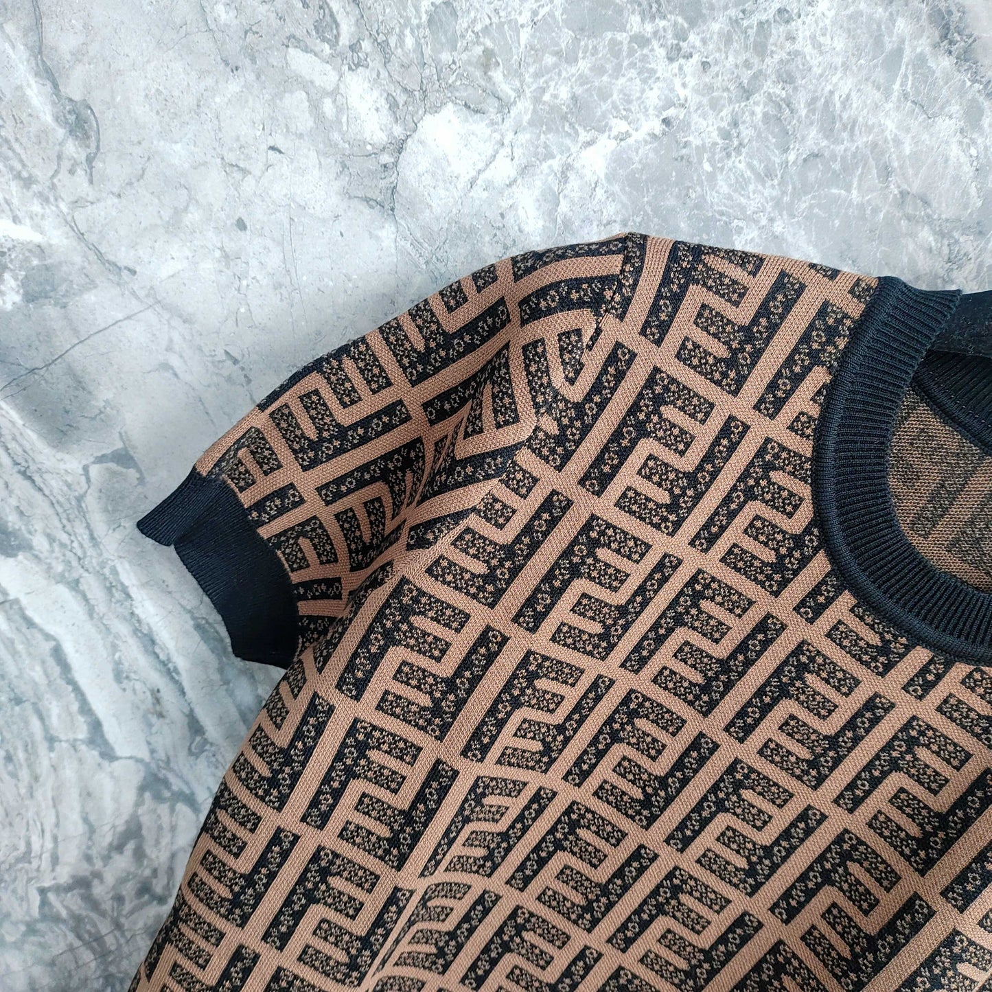 Short - sleeved T - shirt with Interwoven Brown and Black Classic Double - F Pattern