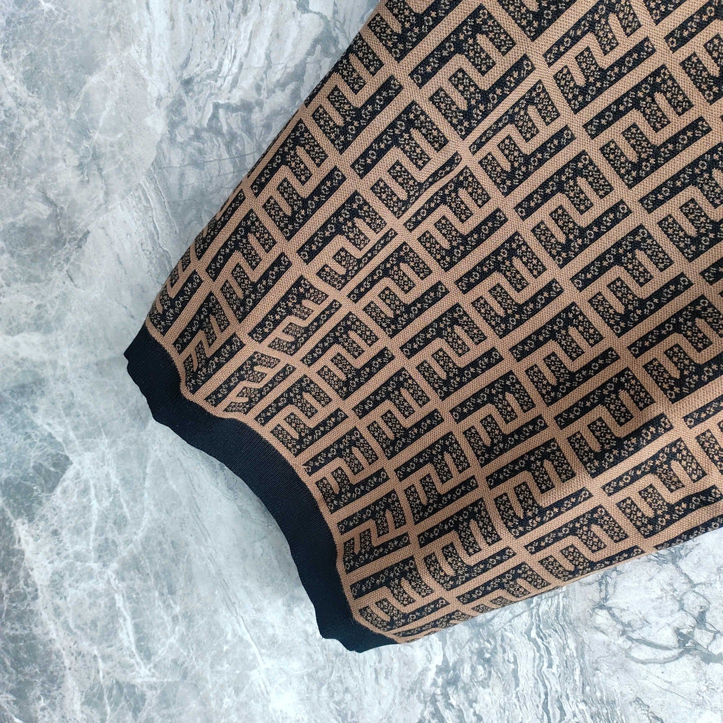 Short - sleeved T - shirt with Interwoven Brown and Black Classic Double - F Pattern