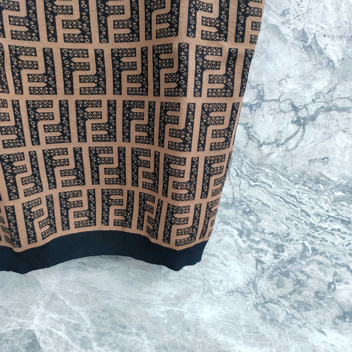 Short - sleeved T - shirt with Interwoven Brown and Black Classic Double - F Pattern