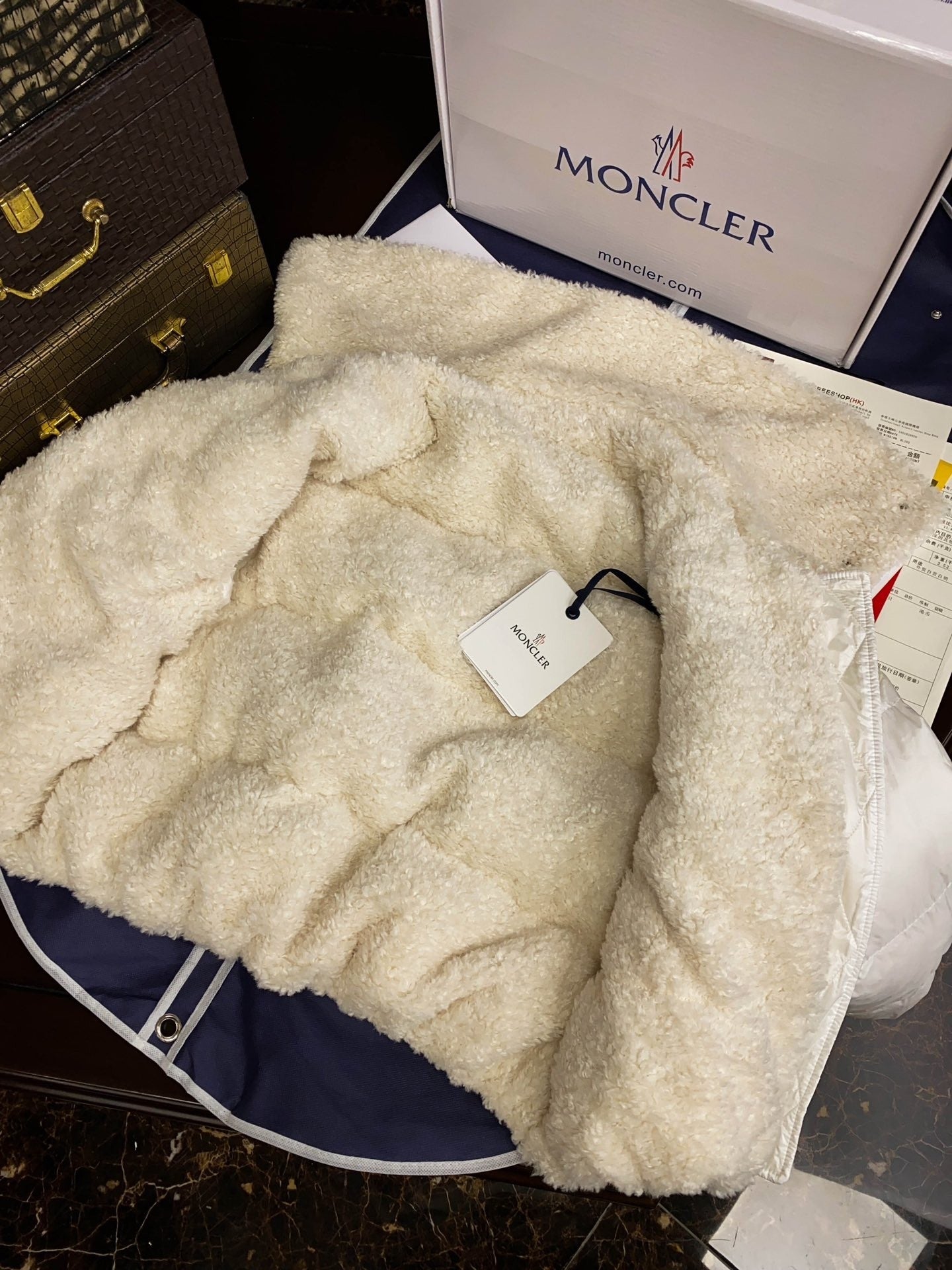 White Short - length Reversible Women's Down Jacket with Fur Collar