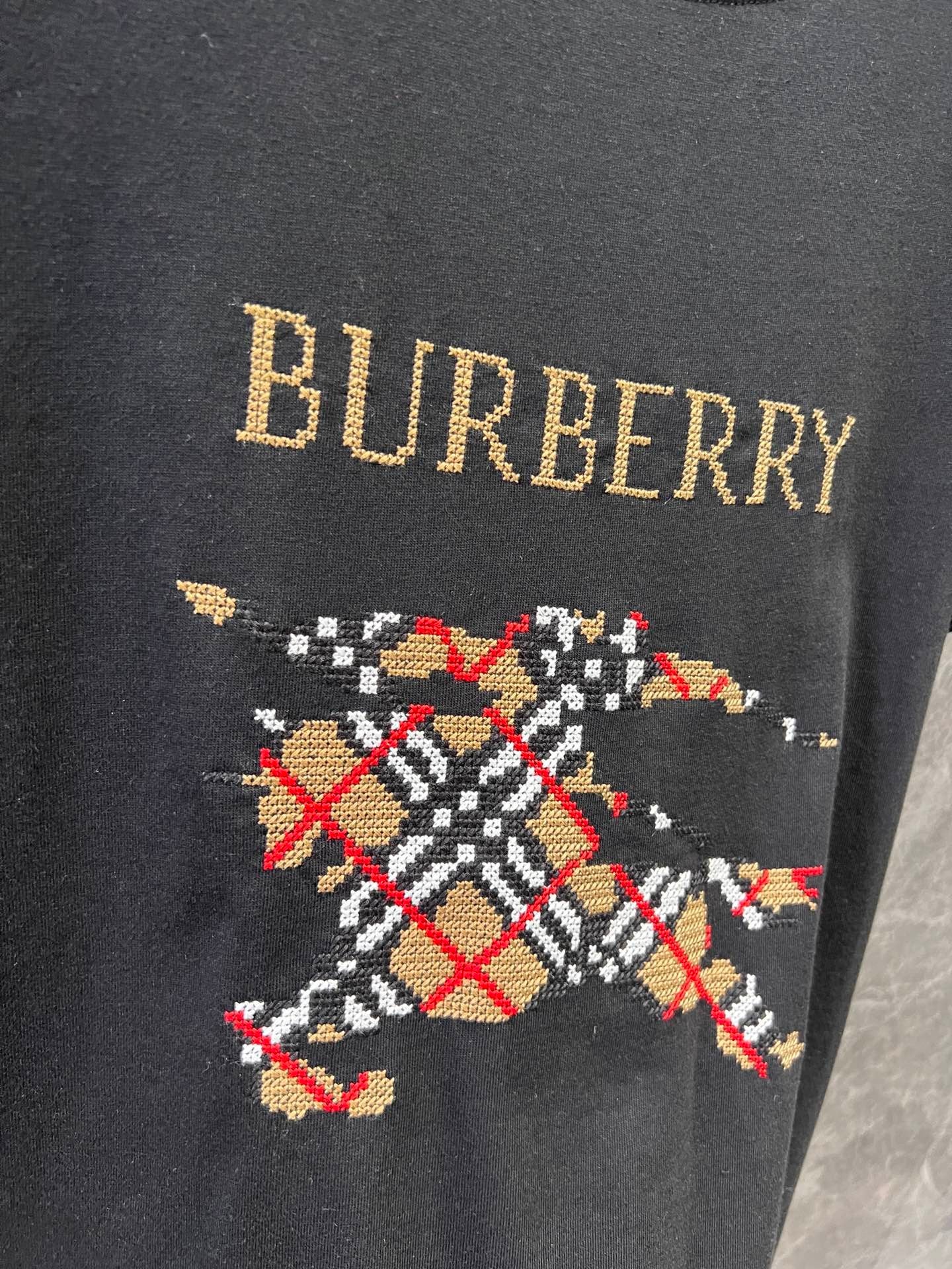 Round-neck Short-sleeved T-shirt with Knight and War Horse Embroidery