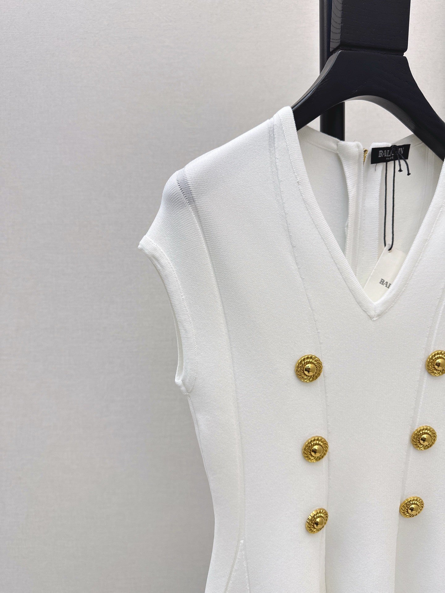 White Sleeveless V - neck Dress